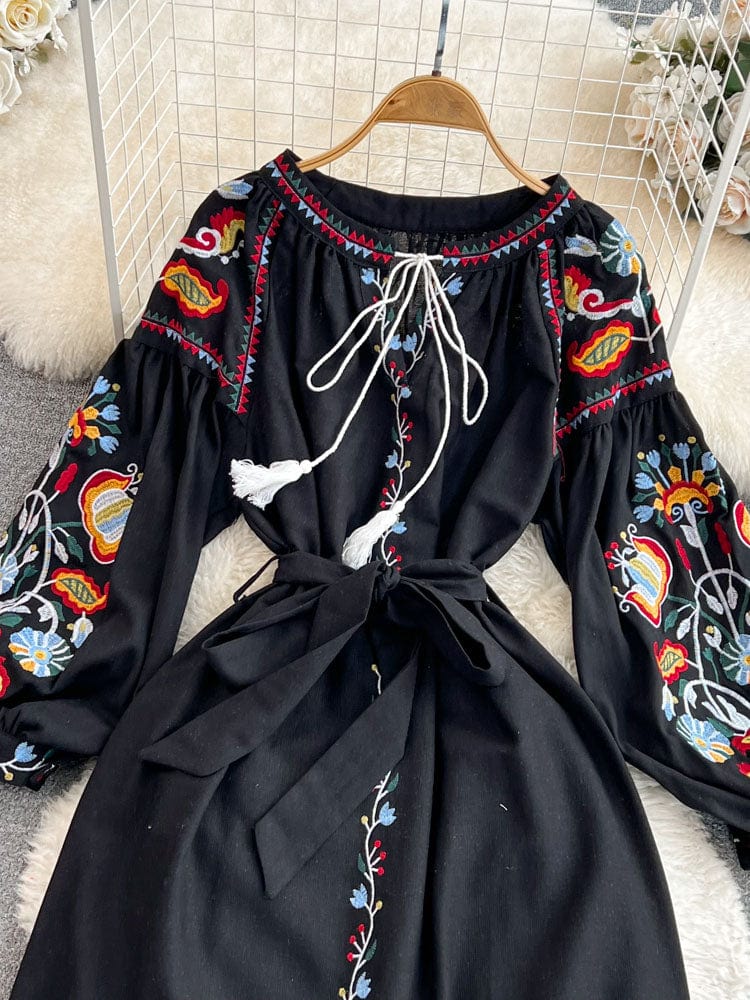 AS | Vyšívané vintage šaty