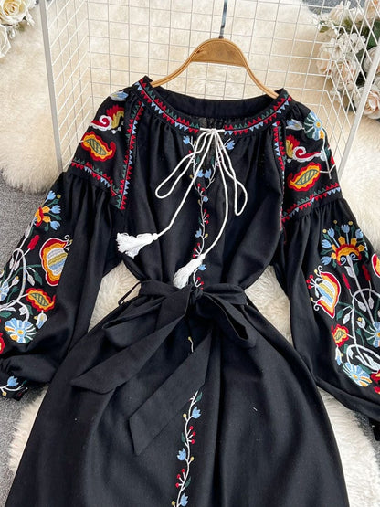AS | Vyšívané vintage šaty